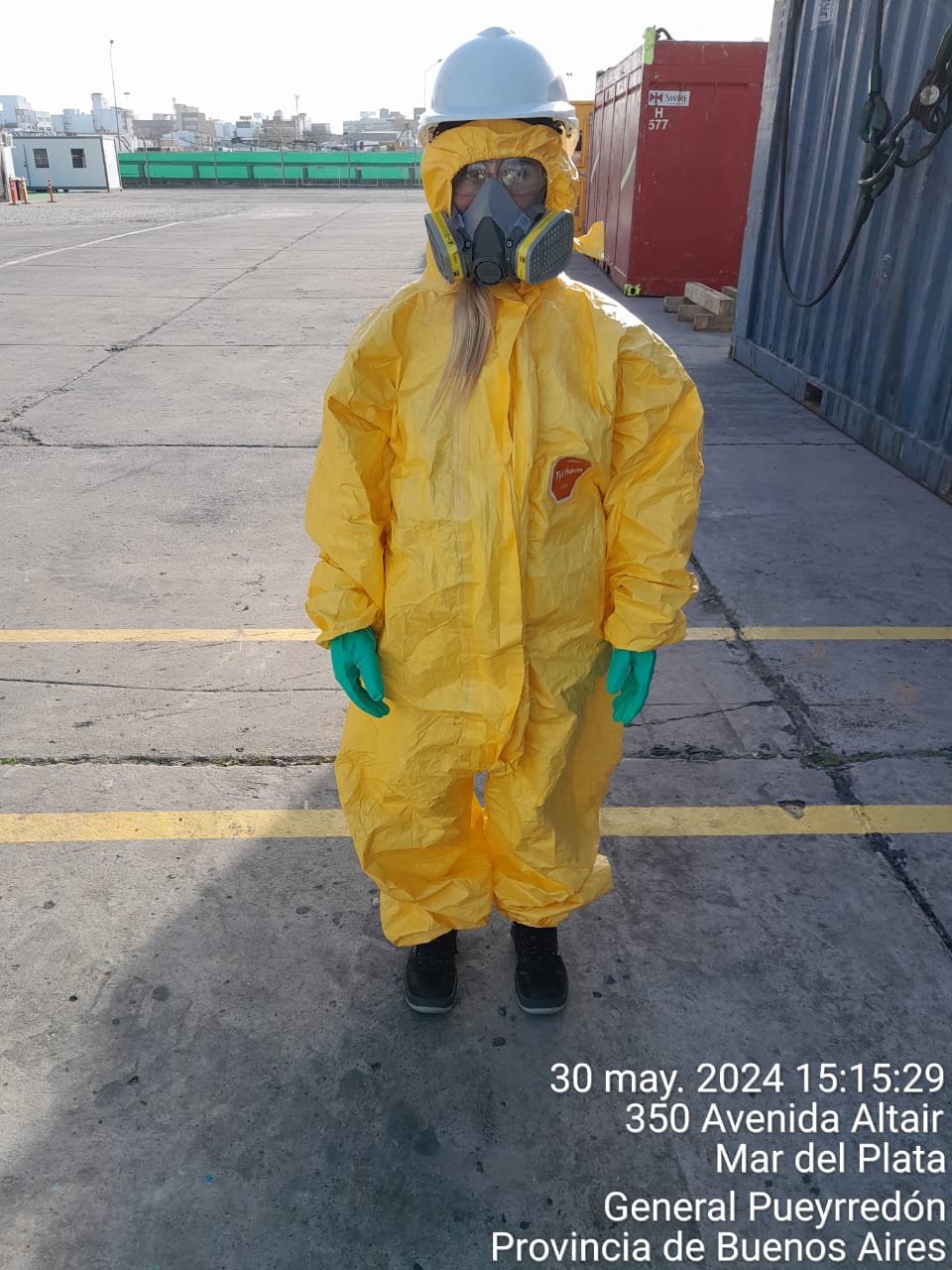 Inspección de mercancía peligrosa en Mar del Plata, con equipo de protección personal completo